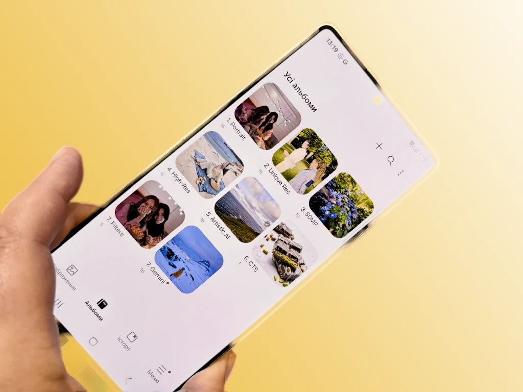 Samsung показала свой первый тройной смартфон