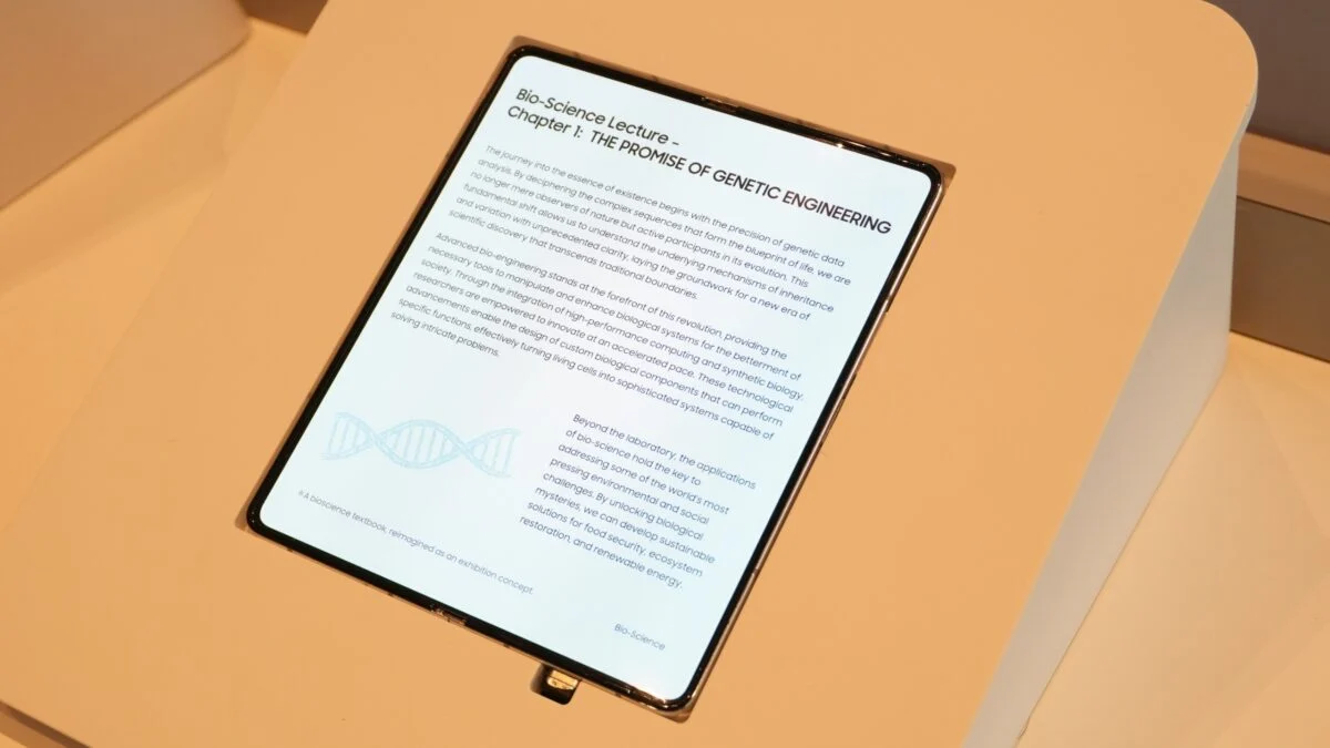 Samsung показала дисплей без складки, который связывают с Apple
