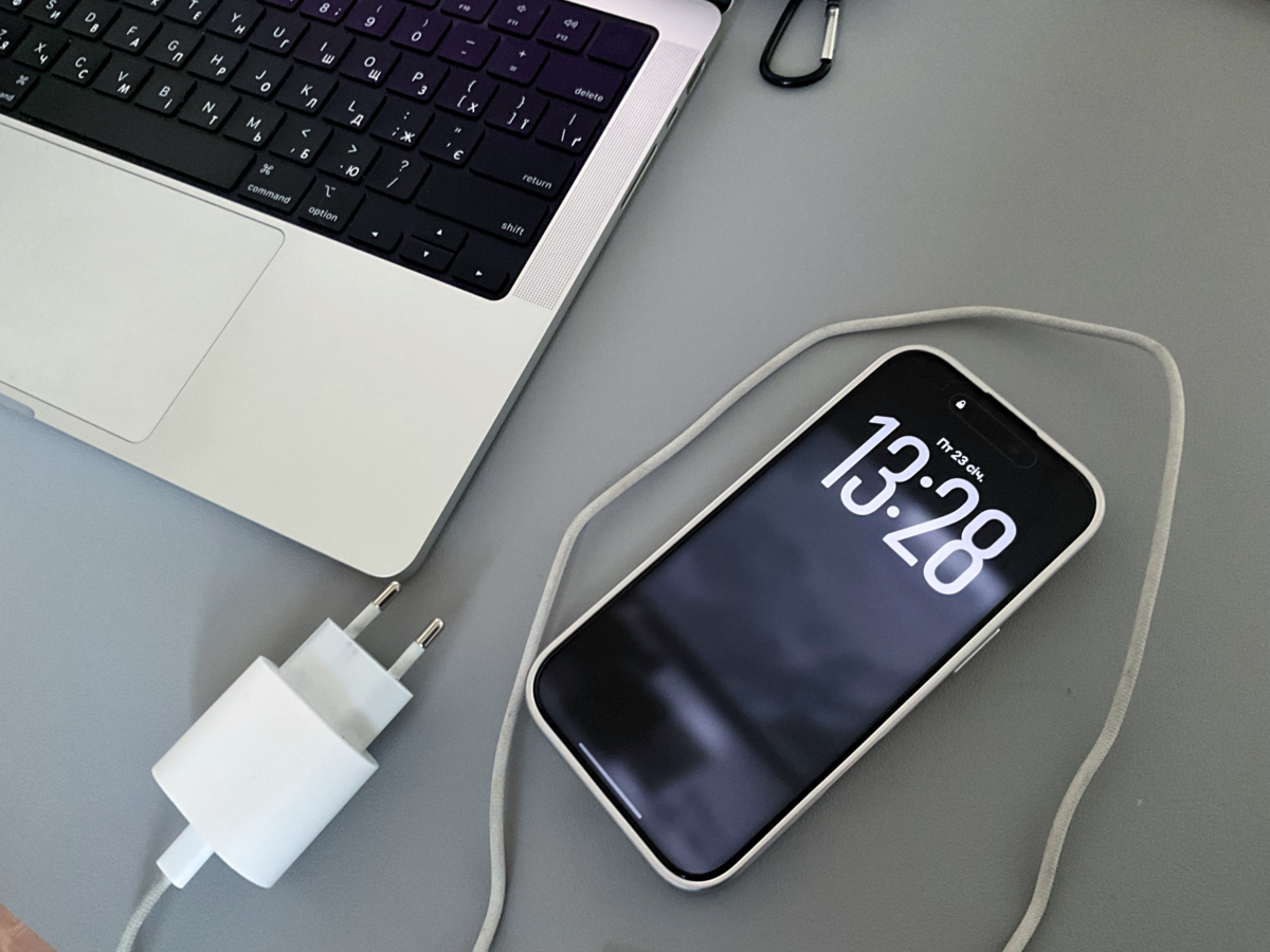 Як правильно заряджати iPhone: чи можна залишати на ніч і знімати з зарядки 4 Як правильно заряджати iPhone: чи можна залишати на ніч і знімати з зарядки/ photo Uitech