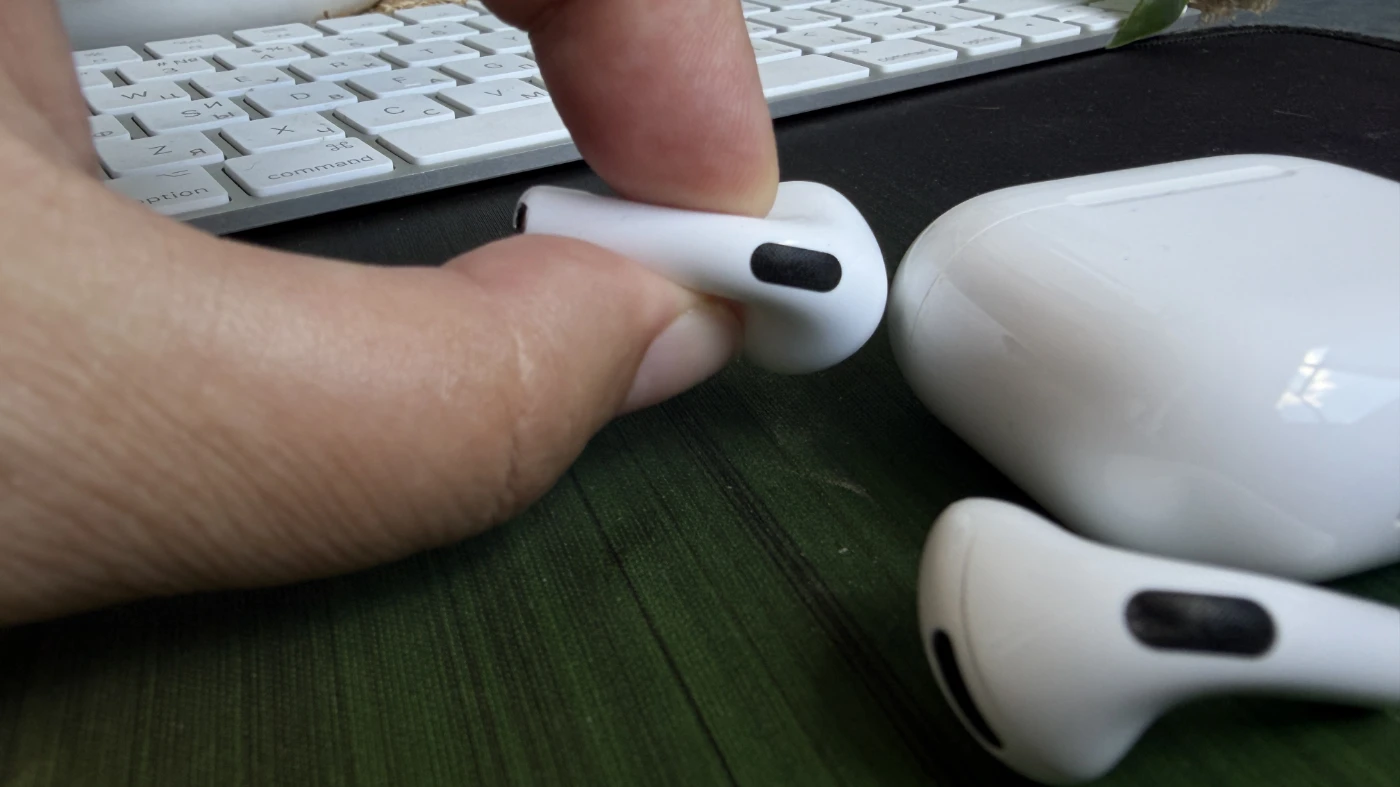 AirPods 4 after several months of use: great sound, but my head is killing me 3 AirPods 4 short stem
