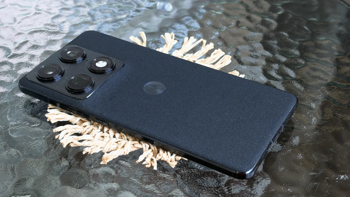 Motorola Signature Experience: Why This Smartphone Made Me Ditch Samsung 2 Motorola Signature body design. Photo by Uitech Media