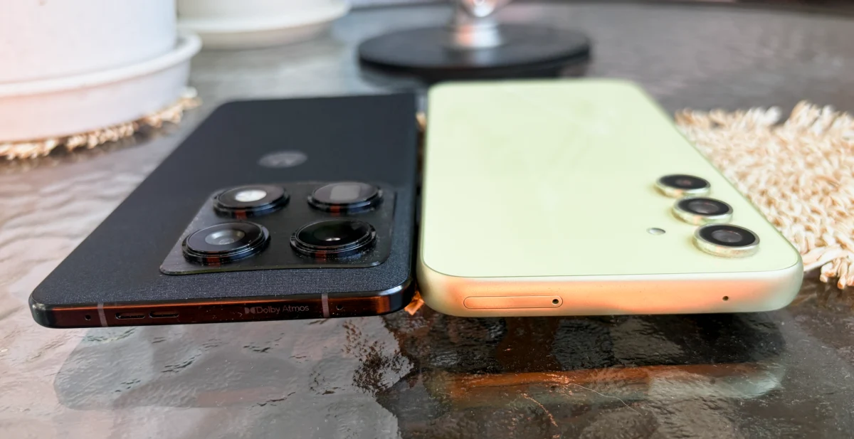 Motorola Signature Experience: Why This Smartphone Made Me Ditch Samsung 3 Smartphone thickness comparison. Photo by https://www.uitech.com.ua/